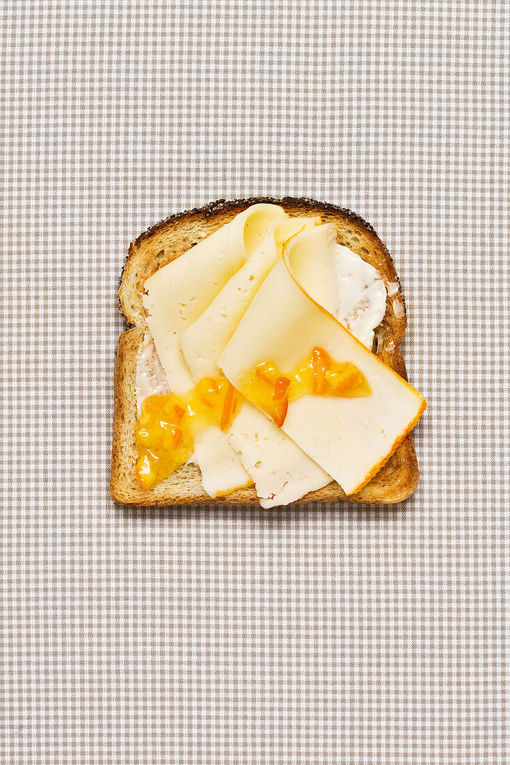 Toastbrot mit Käse und Orangenmarmelade