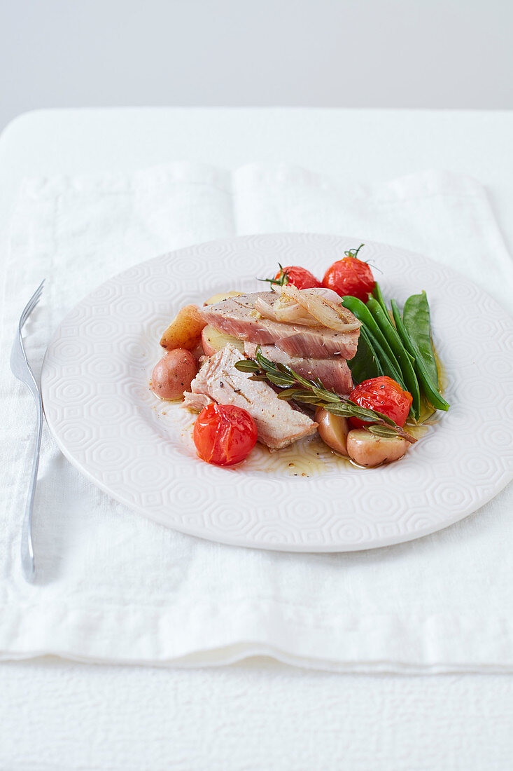 Thunfisch mit Myrte und lauwarmem Kirschtomatensalat
