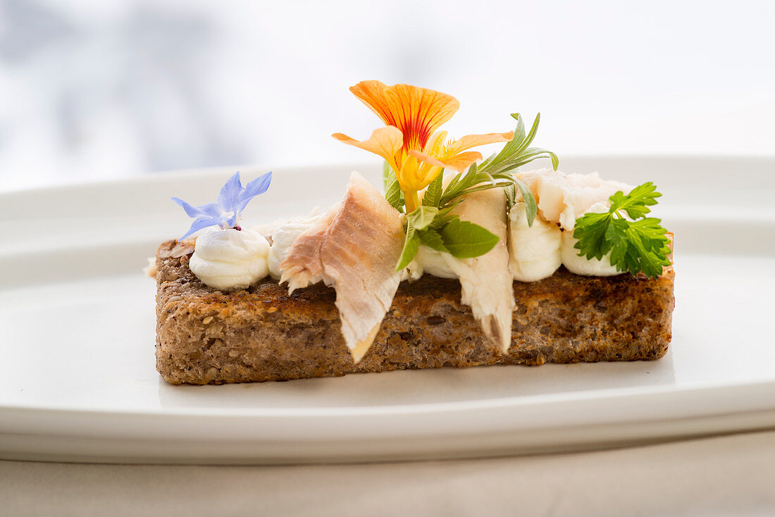 Hausgeräuchertes Forellenfilet auf Nussbrot mit Meerrettichschaum