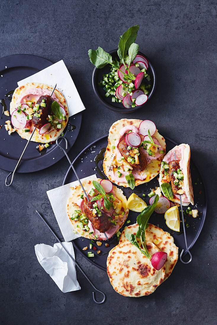 Griechische Lamm-Gyros mit Halloumi-Streuseln auf Fladenbrot