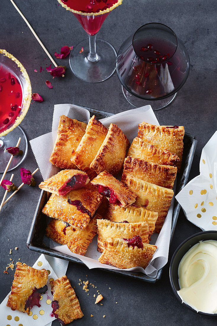 Mini-Handpies mit Sommerbeeren und Orangen-Mascarpone-Dip