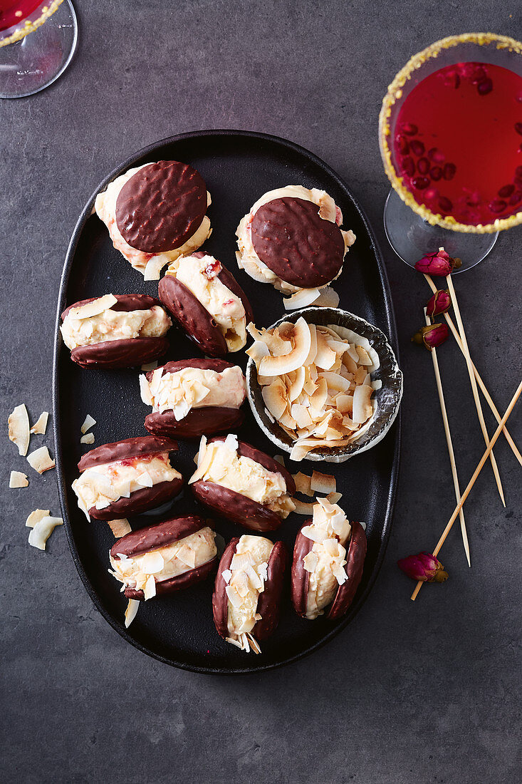 Schokoladen-Monte-Carlo-Eissandwiches mit Kokosspänen