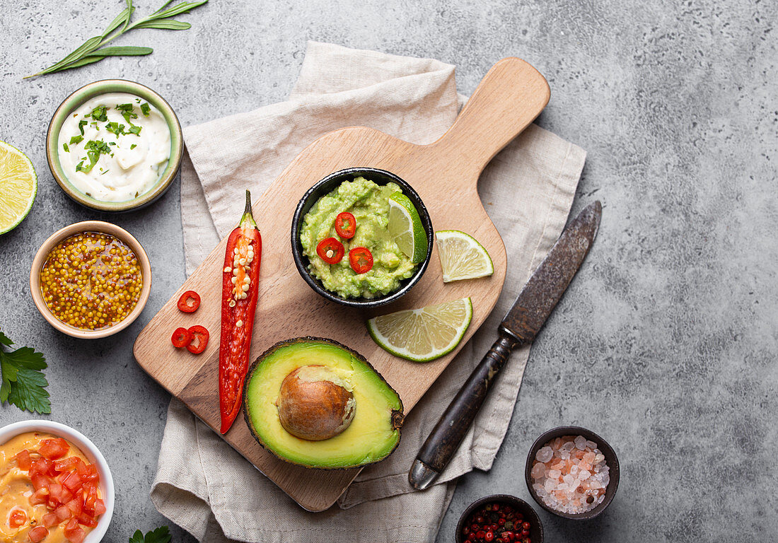 Making healthy green vegan guacamole sauce