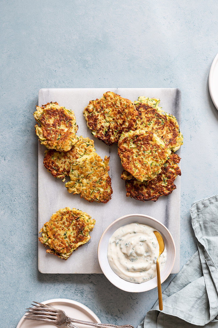 Zucchinipuffer mit Dip