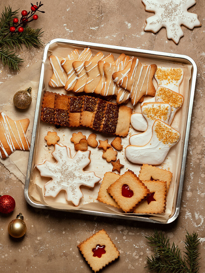 Verschiedene Weihnachtsplätzchen auf Backblech