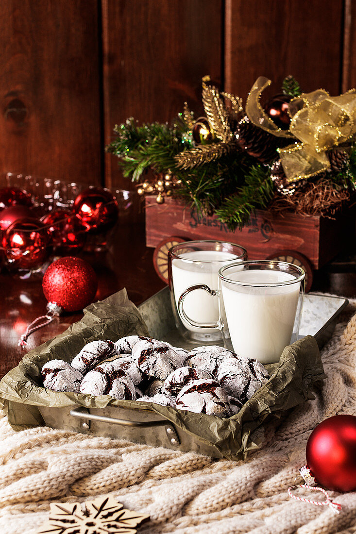 Chocolate Crinkle Cookies und Milch