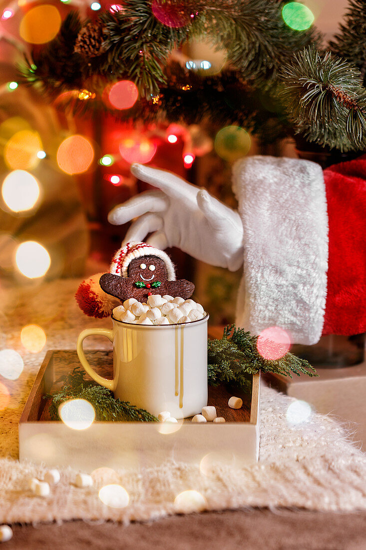 Gingerbread Man und Kakao mit Marshmallows zu Weihnachten
