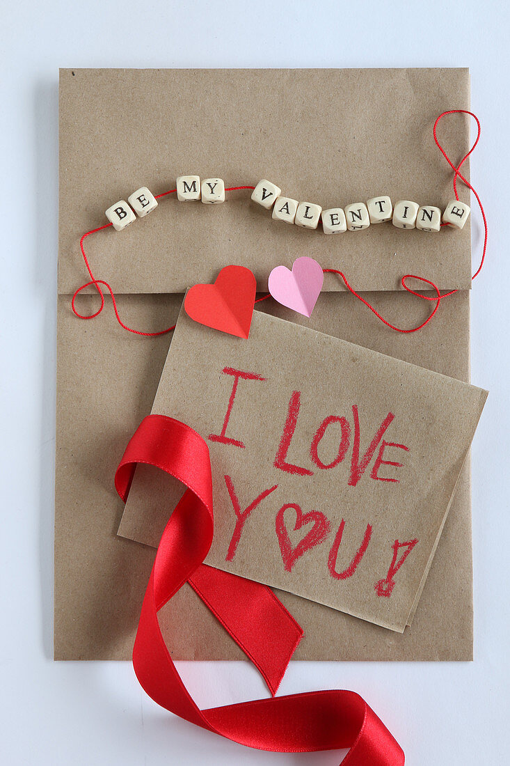 Liebesbotschaft auf Craftpapier und als Buchstaben-Kette