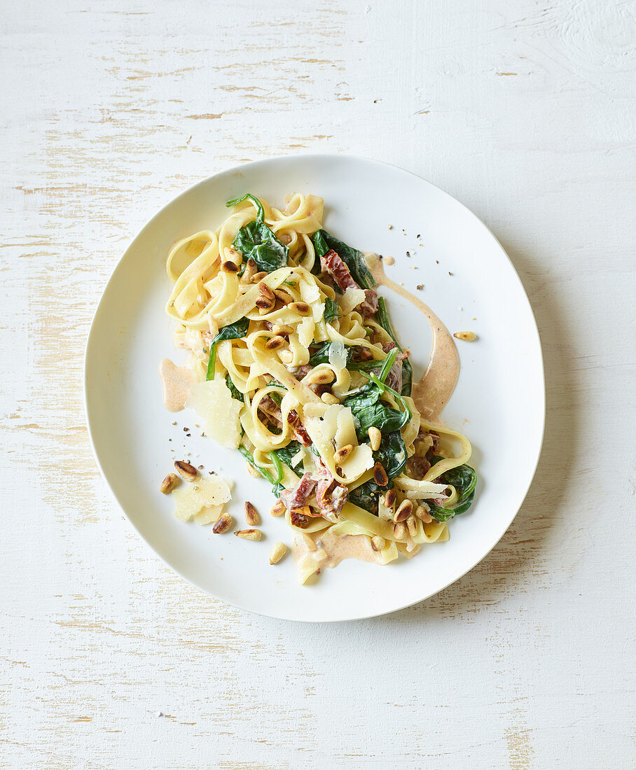 Spinach and tomato pasta with pine nuts