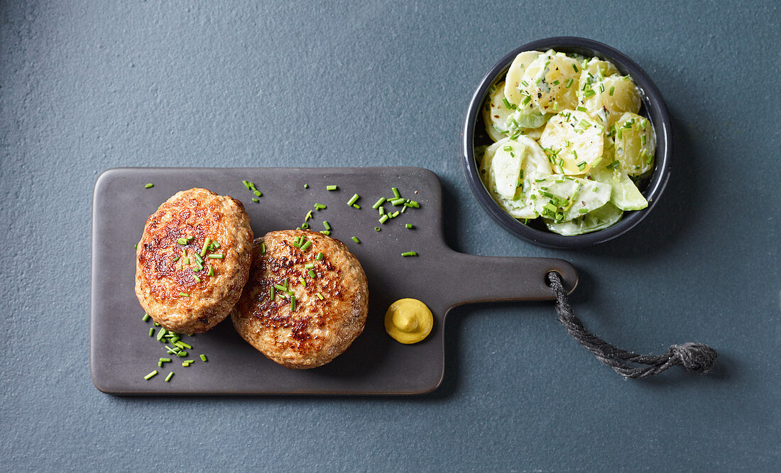 Blitz-Frikadellen mit Kartoffelsalat