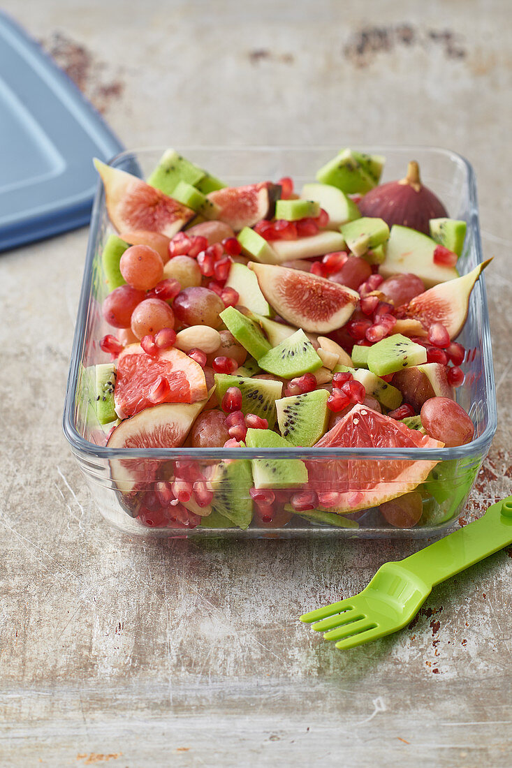 Herbstlicher Obstsalat mit Feigen, Trauben, Kiwi, Grapefruit und Granatapfel