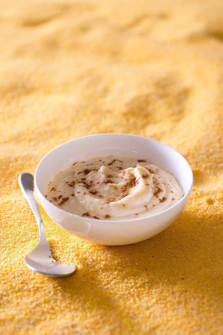 Süsser Polenta Pudding mit Vanille und Zimt