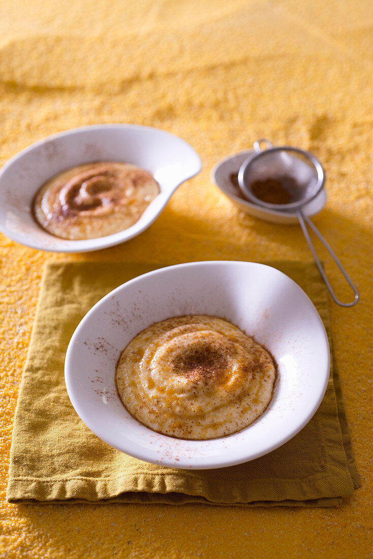 Süsser Polenta Pudding mit Vanille und Zimt in zwei Schälchen