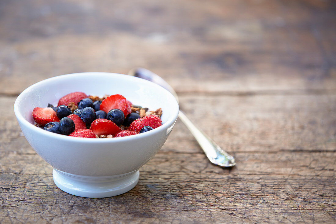 Müsli mit Beeren in weisser Schale