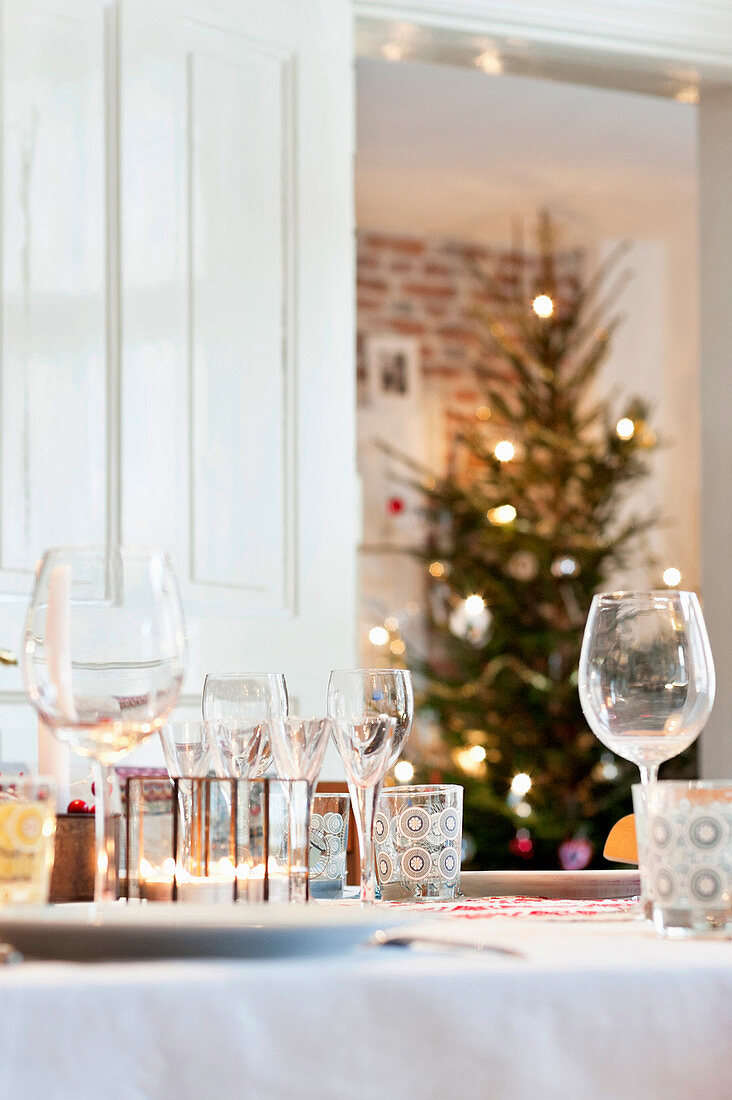 Leere Weingläser auf weihnachtlich gedecktem Tisch