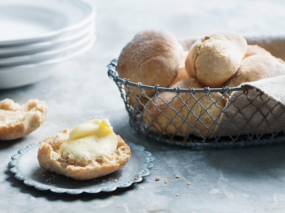 Brötchen mit Butter und im Drahtkorb