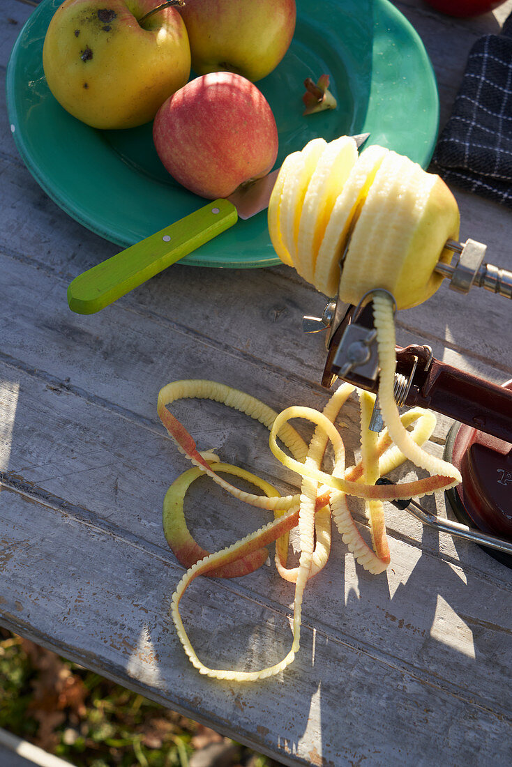 Apfel spiralförmig schälen