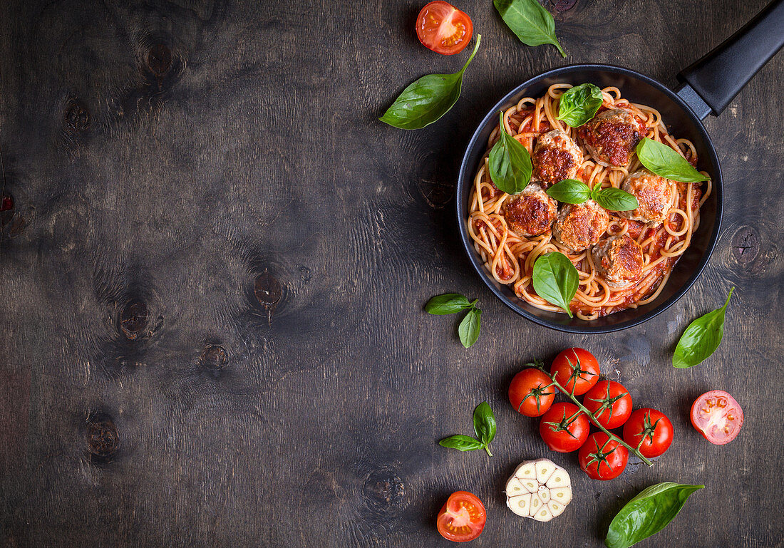 Spaghetti mit Fleischbällchen und Tomatensauce