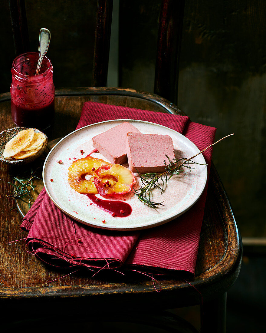 Kalbsleberpastete mit gebratenen Pfirsichen und Preiselbeersauce