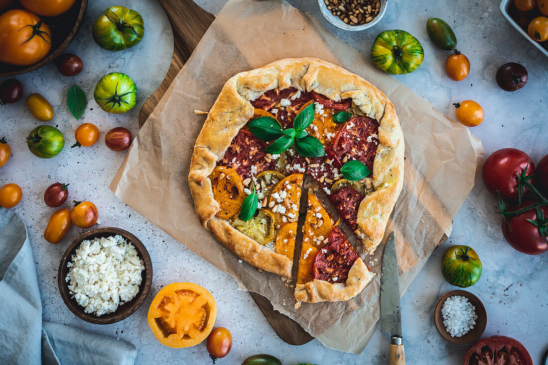 Rustikale Tomaten-Galette mit Ziegenkäse