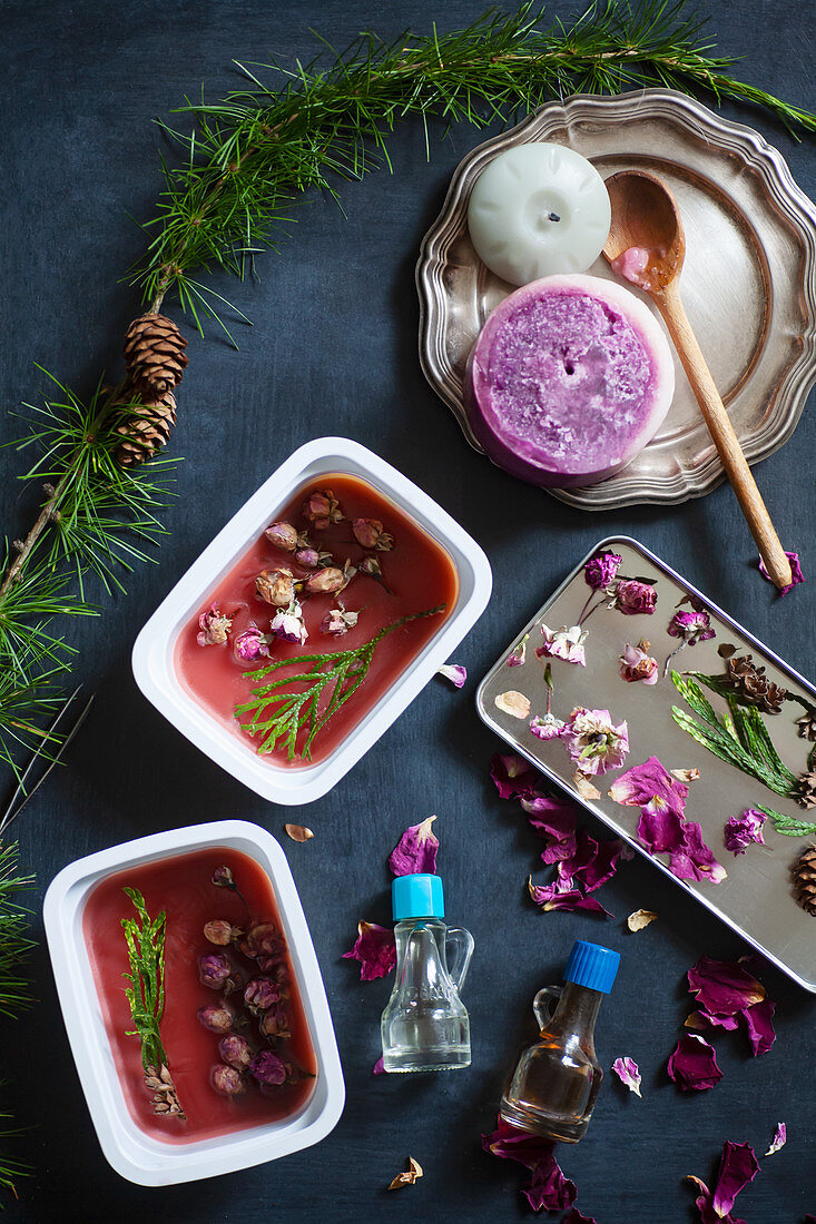 Material für selbstgemachtes Aroma-Wachs mit Trockenblumen