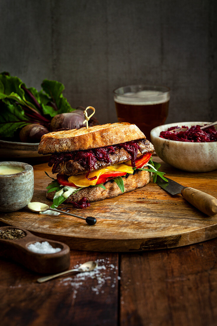 Steaksandwich mit Roter Bete, Kreuzkümmel-Relish und Aioli