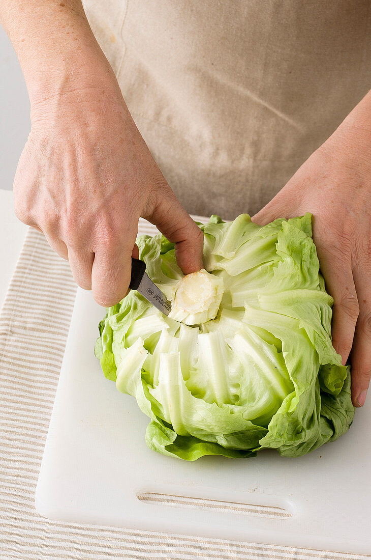 Stielansatz von Kopfsalat entfernen