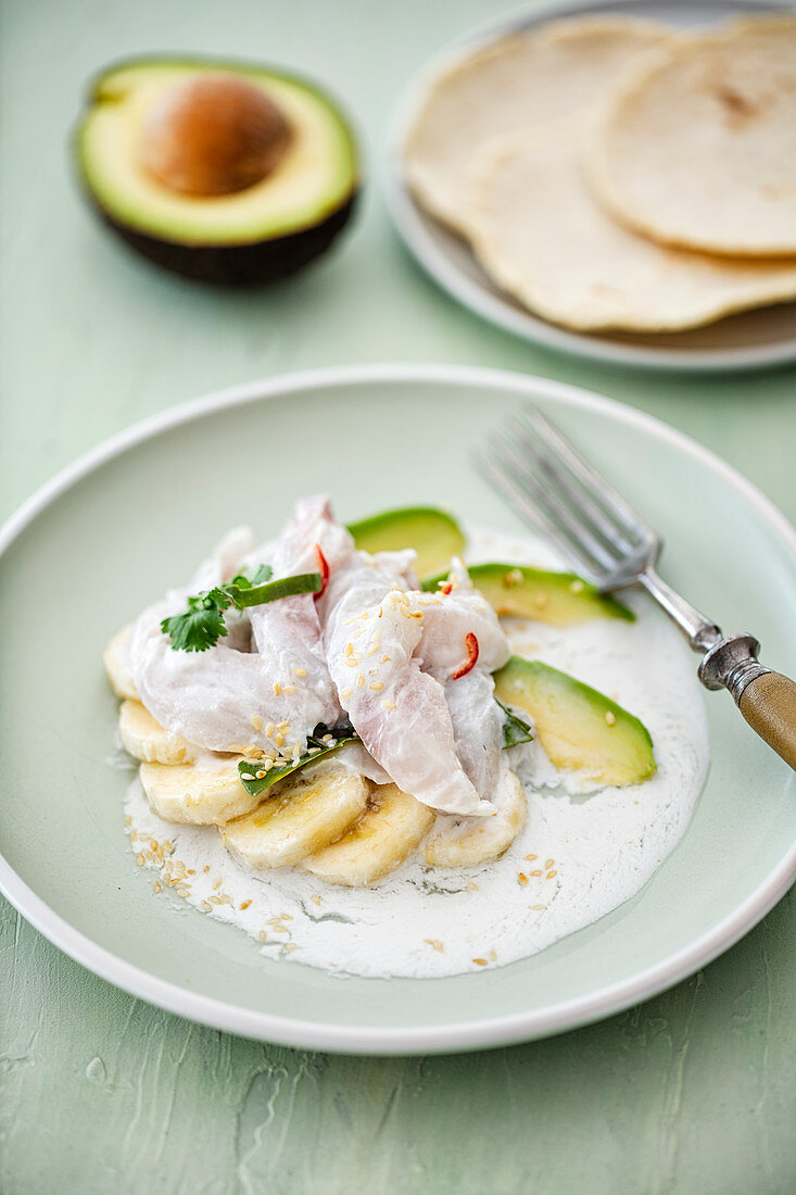 Ceviche mit Kokos, Avocado, Banane und selbstgemachten Maistortillas