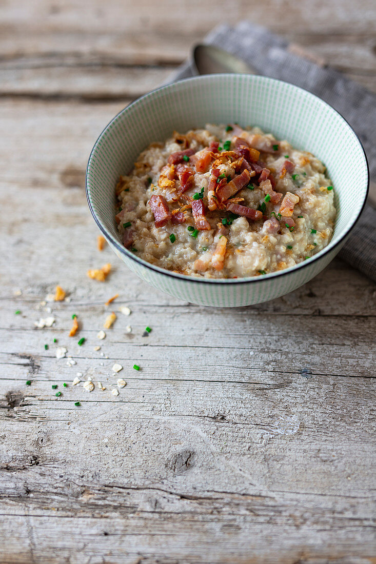 Porridge mit Haferflocken, Bacon, Röstzwiebeln und Schnittlauch