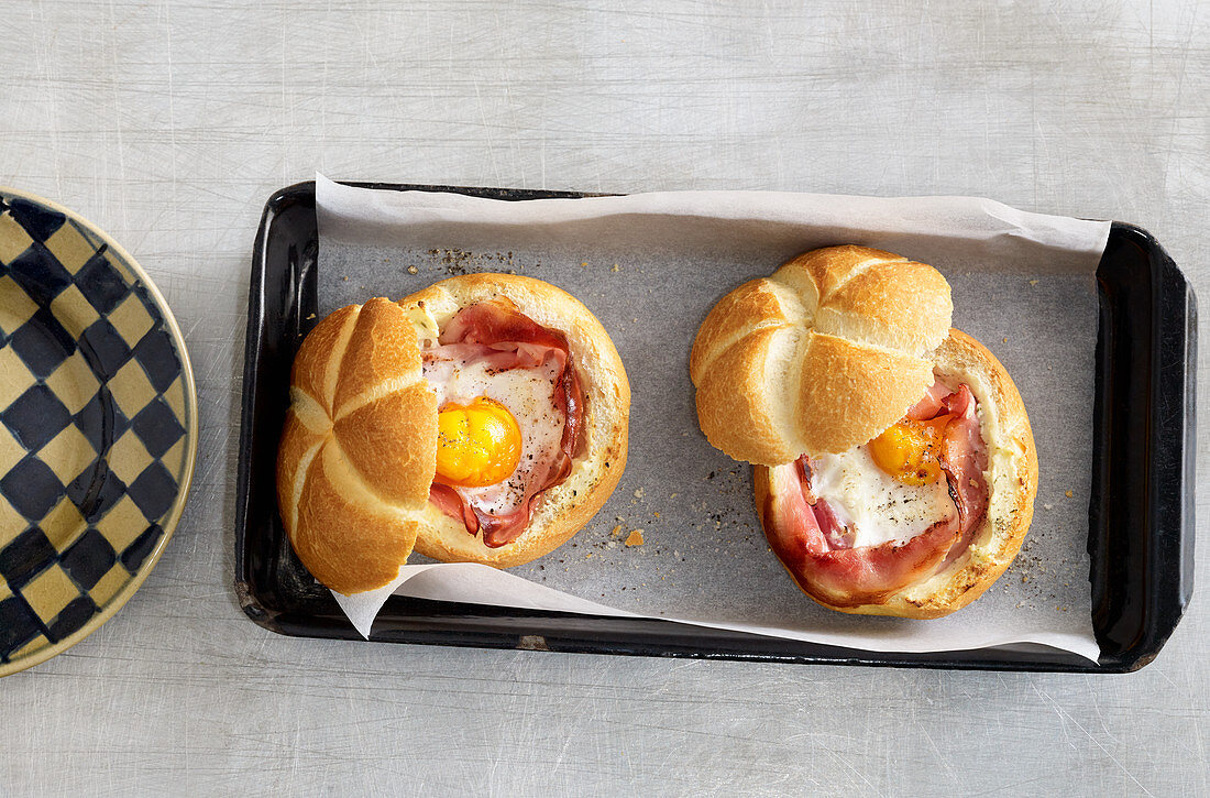 Ei mit Schinken und Frischkäse im Brötchen gebacken