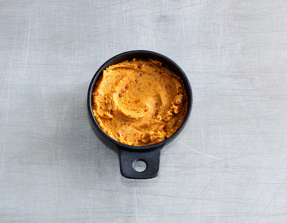 Quick tomato butter with garlic