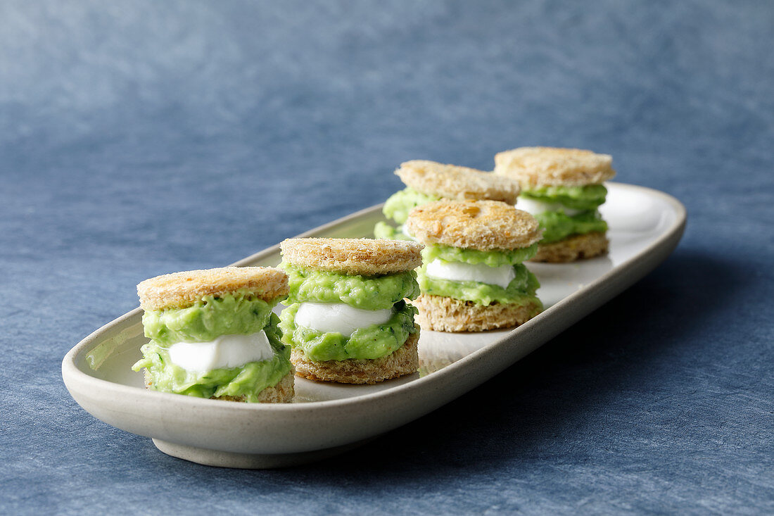 Green mini burgers with courgette, avocado and mozzarella