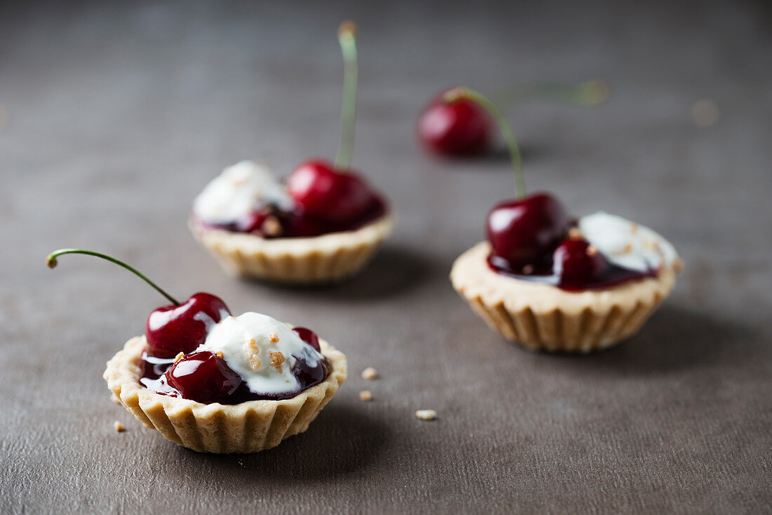Tartlets with cherries, cream and red groats