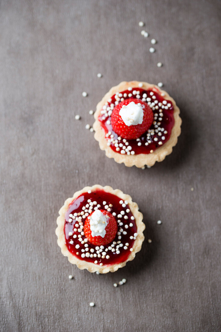 Tartelettes with strawberries, cream, red groats and quinoapops