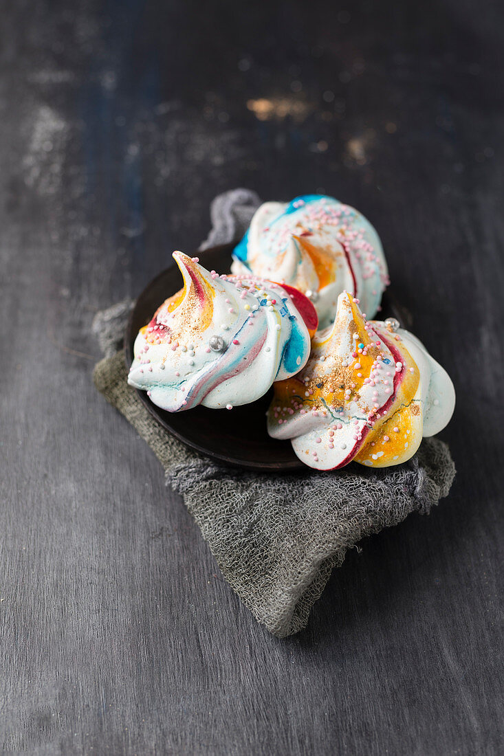 Colourful meringues with sugar pearls