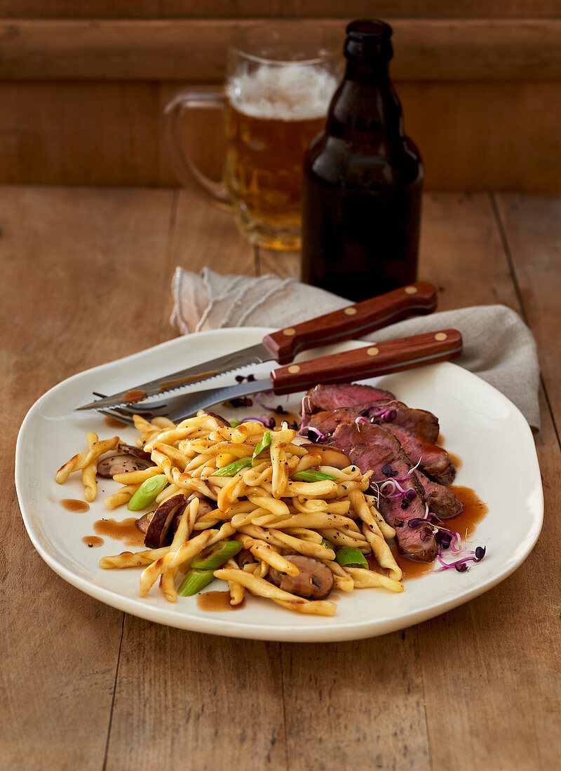 Biersteak mit Fricelli und Pilzsauce