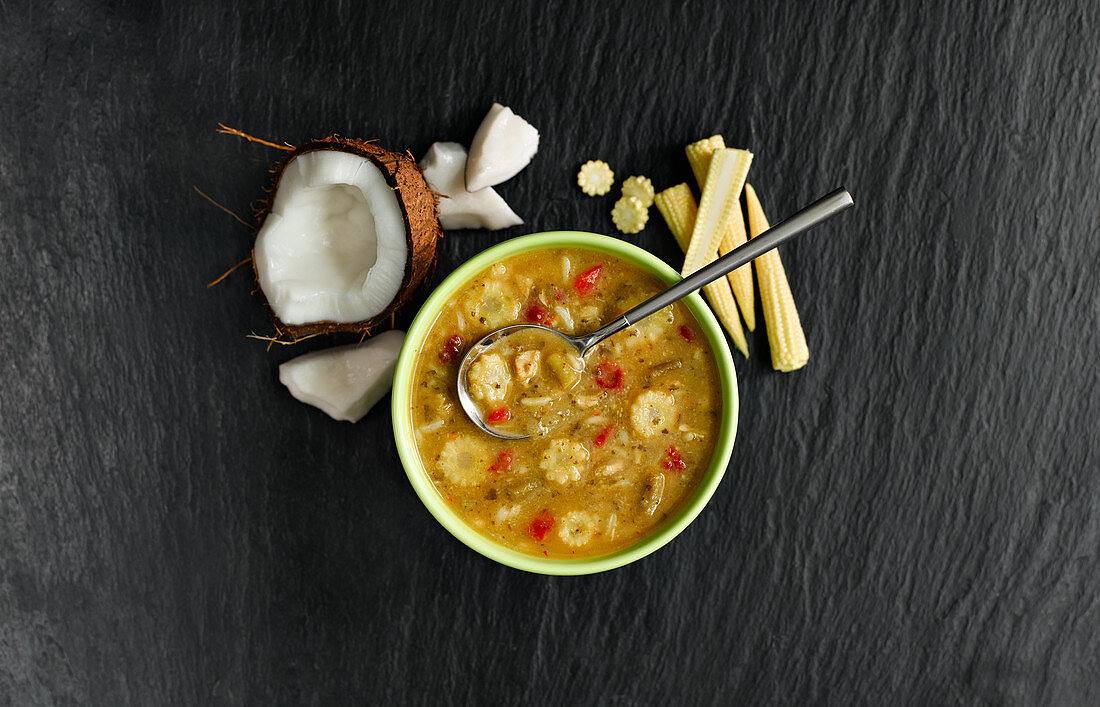 Grüne Currysuppe mit Hähnchen, Kokosnuss und Maiskölbchen (Thailand)