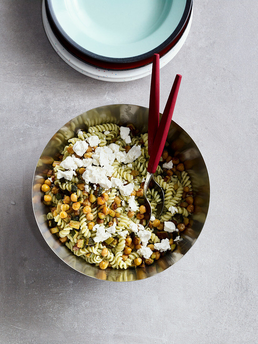 Pasta salad with chickpeas and goat's cheese