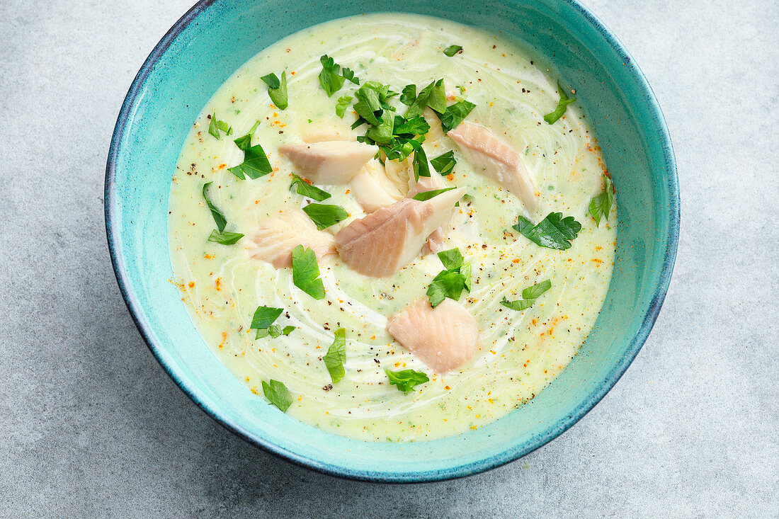 Petersiliensuppe mit geräucherter Forelle