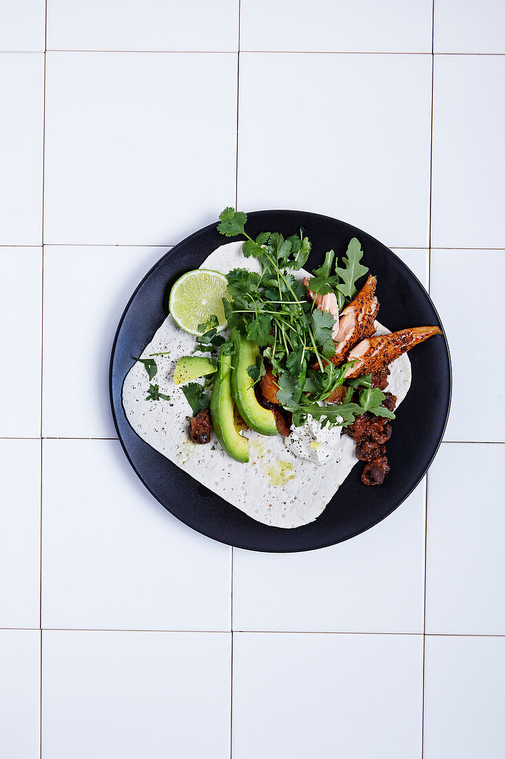 Gebratener Lachs mit Rucola und Avocado