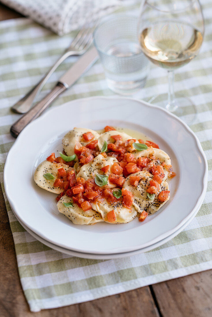 Basilikumravioli mit Pinienkernfüllung, Mohn und Tomatensauce