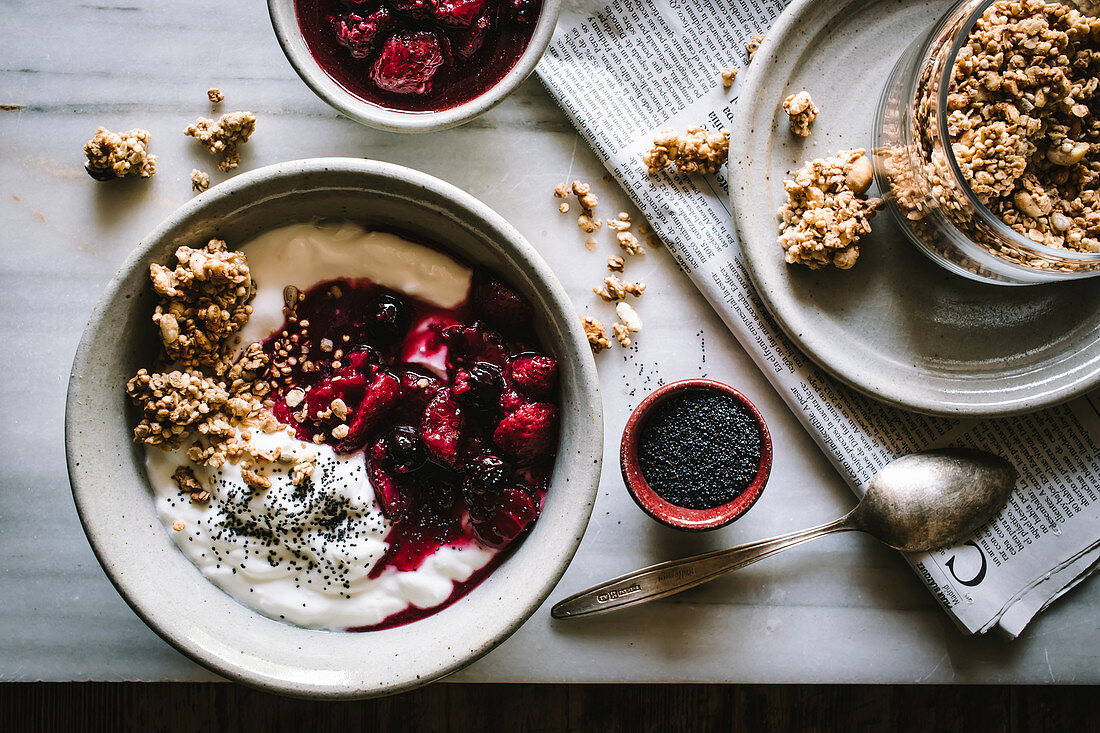 Breakfast Bowl mit Reis, Quinoa, Granola, Joghurt und Beeren