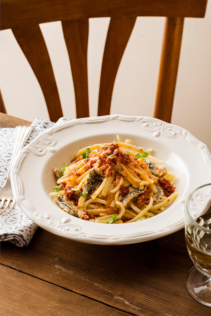 Scialatielli mit Tomatenpesto und knusprigen Mandel-Sardinen-Streuseln