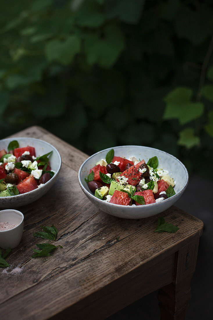 Wassermelonen-Avocado-Salat mit Kalamata-Oliven und Ziegenkäse