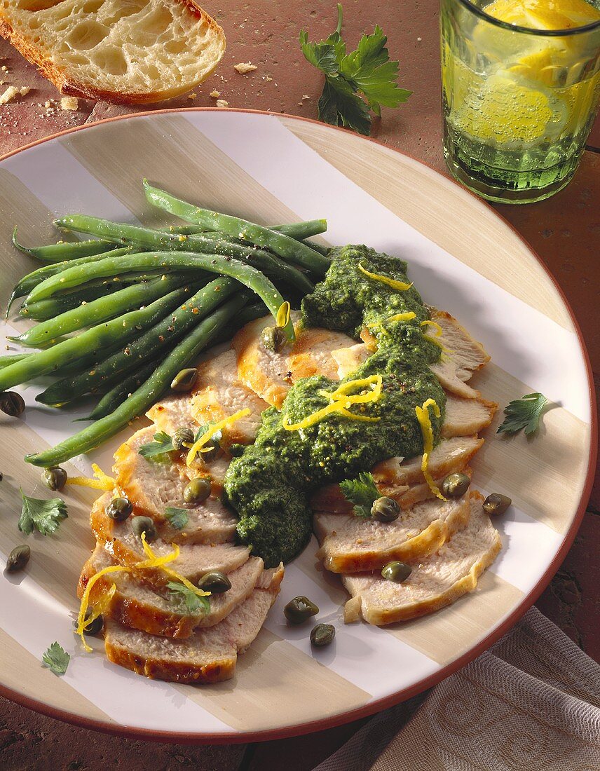 Chicken breast slices with pesto, capers and green beans