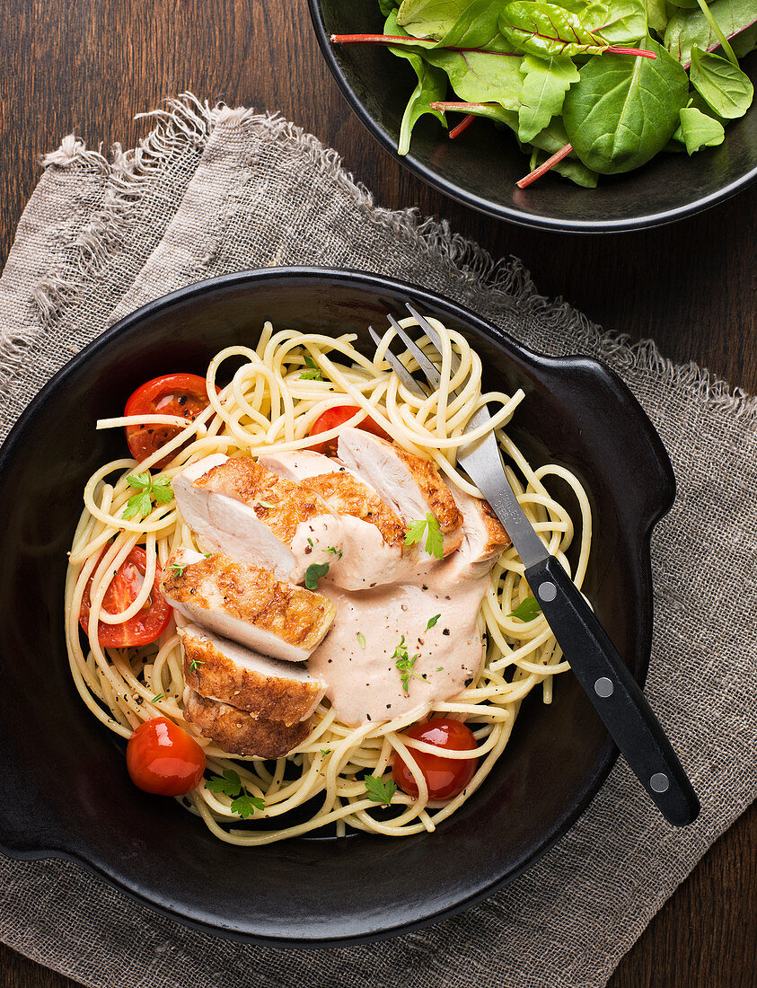 Spaghetti mit Hähnchenbrust und Tomaten