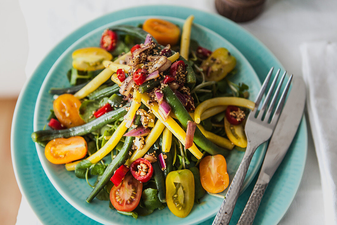 Bohnensalat mit Chili, Sesam, Sojasauce, Tomate und Brunnenkresse