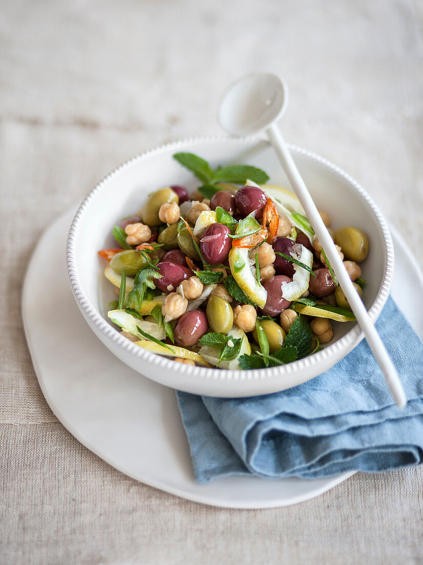 Kichererbsen-Oliven-Salat mit Zitrone und Pfefferminze