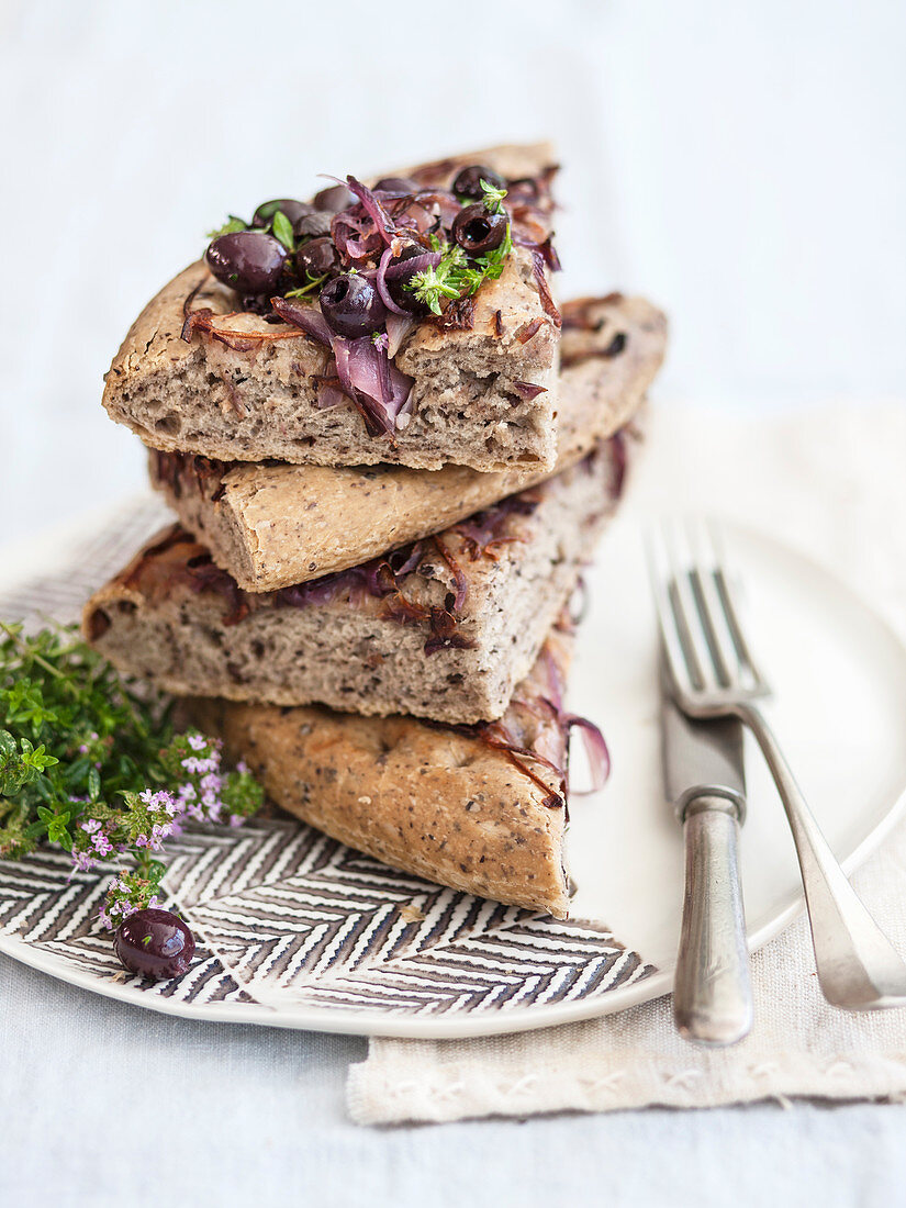 Oliven-Focaccia mit roter Zwiebel