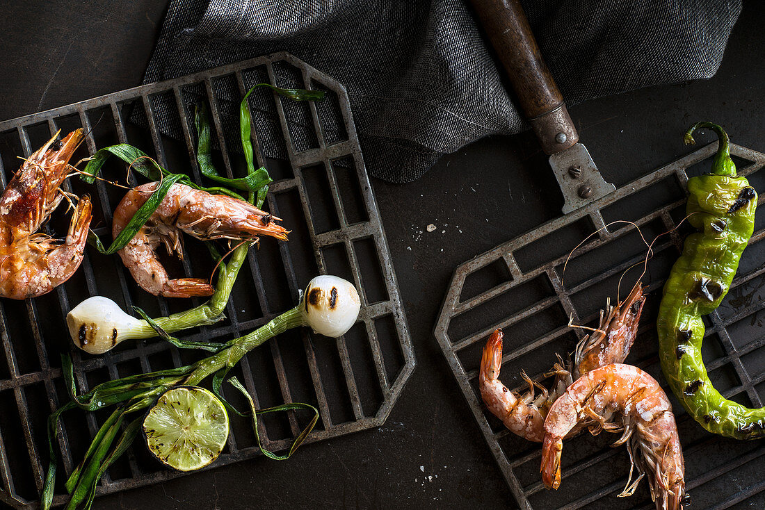 Grilled shrimp and onions with chile pepper and lime served on small grill grates